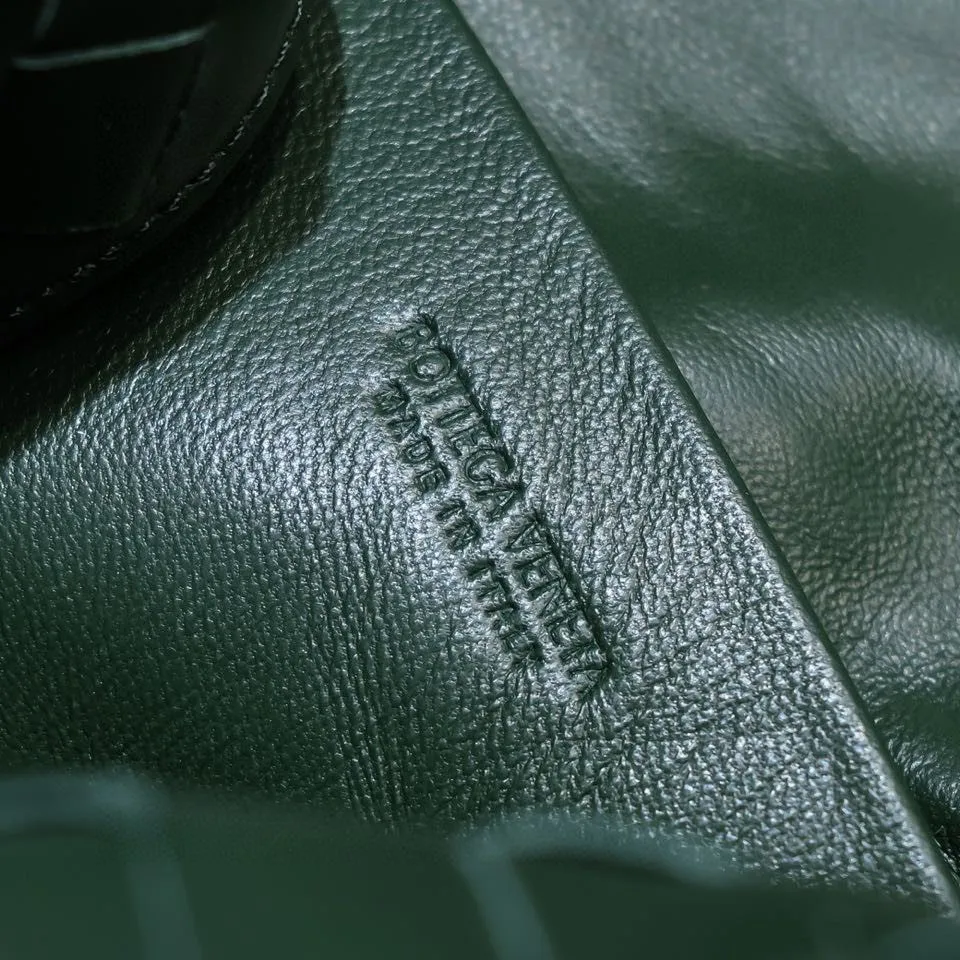 Batch 1260 B's new large Loop camera bag is here🔥Classic woven logo✅ The bag body is made of selected original sheepskin. The texture is soft and waxy. The simple square body is classic and versatile. The interior design is very practical. It has a lot of space and has an adjustable iconic leather drawstring. It can be said to be both elegant and practical. The design is very simple and elegant, with a kind of literary retro style. Size 22x15x8, model: 6684#